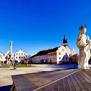 ZAPARKOVÁNÍ V CENTRU TELČE JE OD STŘEDY SLOŽITĚJŠÍ, NOVĚ TADY TOTIŽ PLATÍ LETNÍ REŽIM