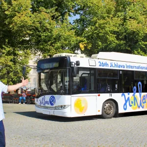 ORGANIZÁTOŘI MEZINÁRODNÍHO FESTIVALU DOKUMENTŮ JI. HLAVA PŘEDSTAVILI TROLEJBUS