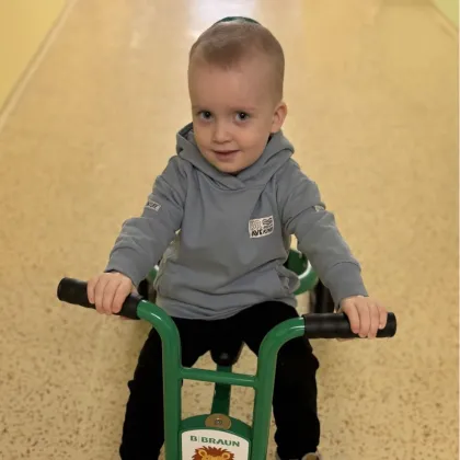 Malí pacienti v Jihlavě mají novou radost - speciální tříkolku