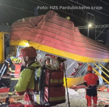 Srážka vlaků v Pardubicích si vyžádala čtyři mrtvé a víc než 20 zraněných