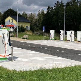 U Humpolce přibylo 14 ultrarychlých dobíjecích stojanů na elektroauta