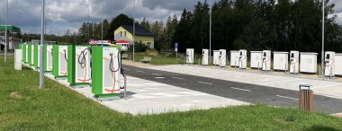 U Humpolce přibylo 14 ultrarychlých dobíjecích stojanů na elektroauta